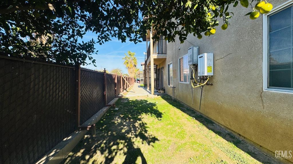 Image 6 of property listing at 3017 Potomac Avenue, Bakersfield, CA 93307