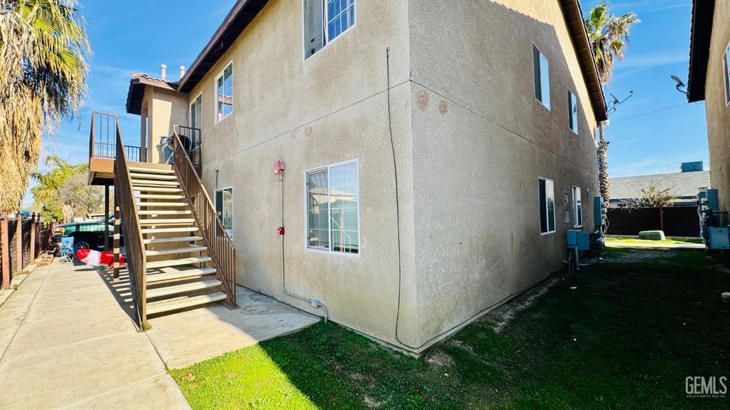 Image 9 of property listing at 3017 Potomac Avenue, Bakersfield, CA 93307