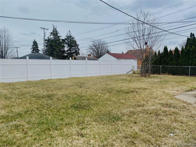17334 Sprenger Avenue, Eastpointe, MI 48021