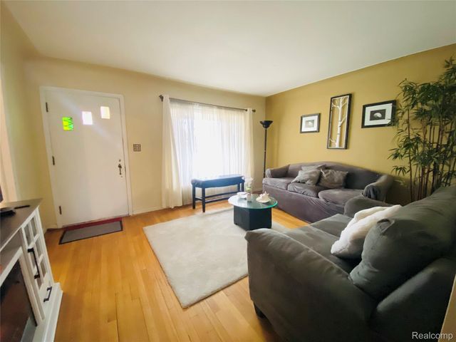 17334 Sprenger Avenue, Eastpointe, MI 48021