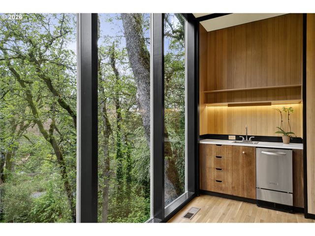 1990 PARKSIDE Dr, Eugene, OR 97403