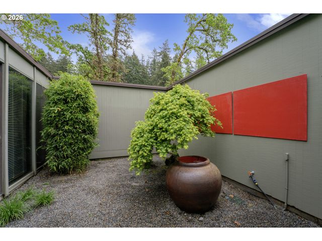 1990 PARKSIDE Dr, Eugene, OR 97403