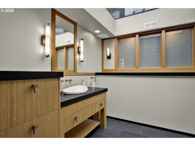 1990 PARKSIDE Dr, Eugene, OR 97403