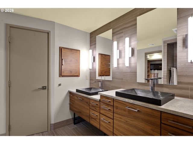 1990 PARKSIDE Dr, Eugene, OR 97403