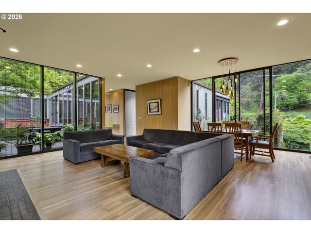 1990 PARKSIDE Dr, Eugene, OR 97403