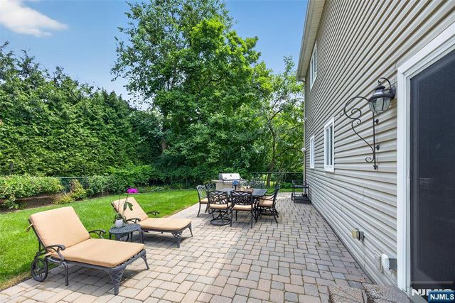 33 Crestwood Drive, Glen Rock, NJ 07452