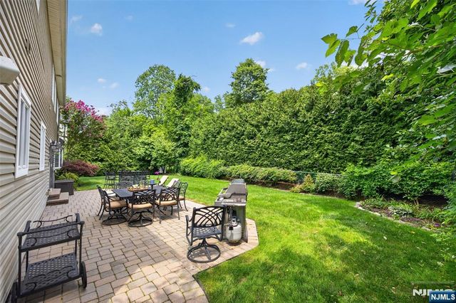 33 Crestwood Drive, Glen Rock, NJ 07452