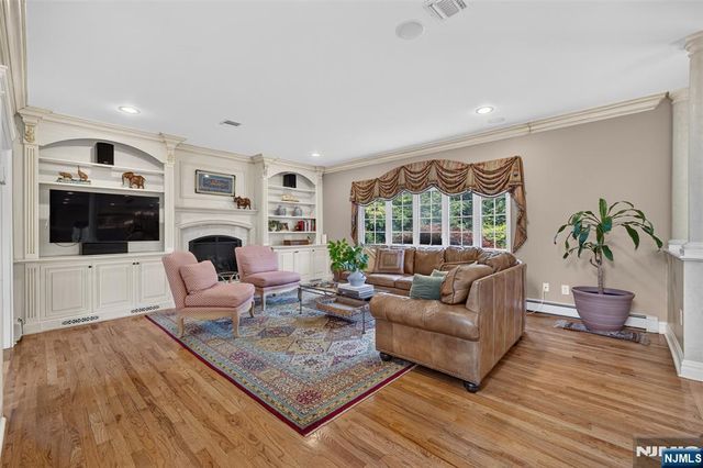 33 Crestwood Drive, Glen Rock, NJ 07452