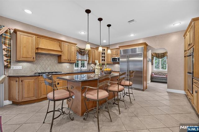 33 Crestwood Drive, Glen Rock, NJ 07452