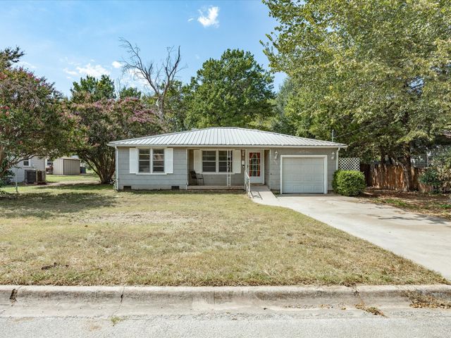608 Hodge Street, Bowie, TX 76230