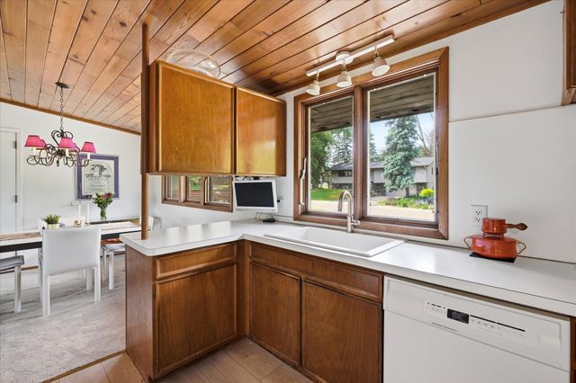 8015 Wynnwood Road, Golden Valley, MN 55427