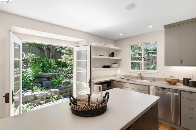 454 Vincente Ave, Berkeley, CA 94707
