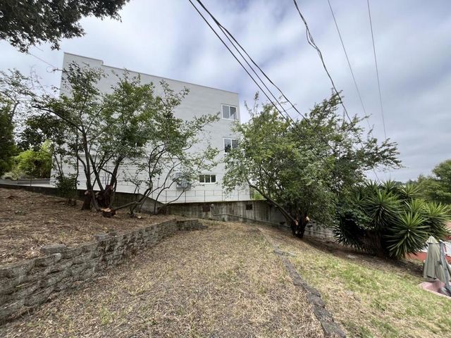 10351037 Warfield Avenue, Oakland, CA 94610