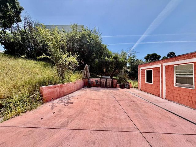 10351037 Warfield Avenue, Oakland, CA 94610
