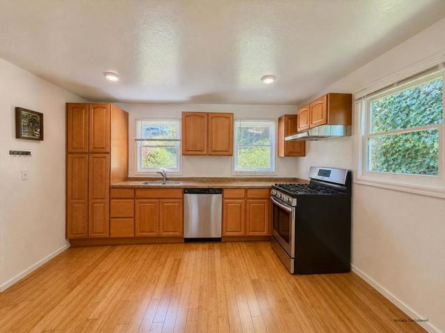 10351037 Warfield Avenue, Oakland, CA 94610