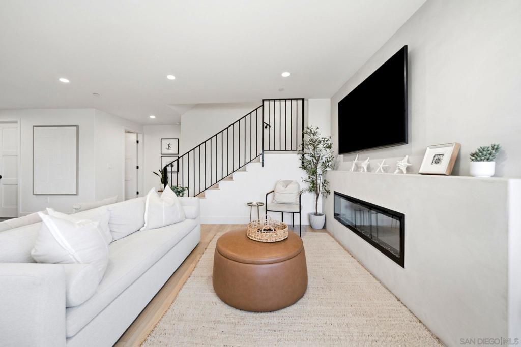 Image 15 of property listing at 2126 San Clemente St, San Diego, CA 92107