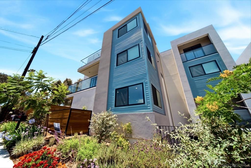 Image 4 of property listing at 2126 San Clemente St, San Diego, CA 92107