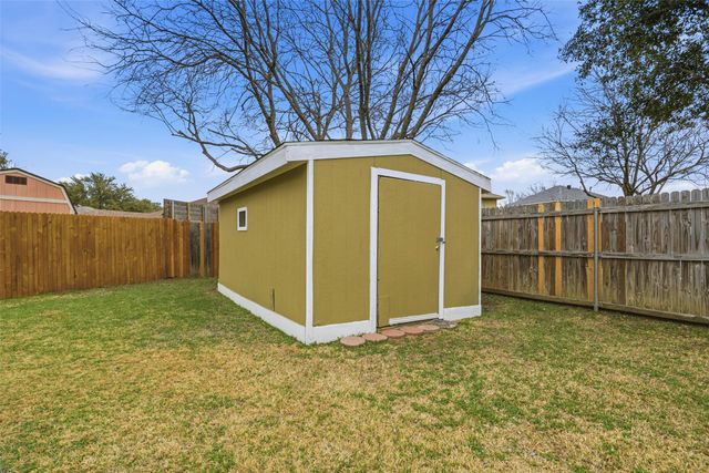 4946 Briar Oaks Lane, Grand Prairie, TX 75052