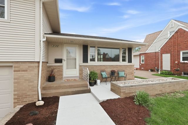 2528 28th Street, Moline, IL 61265