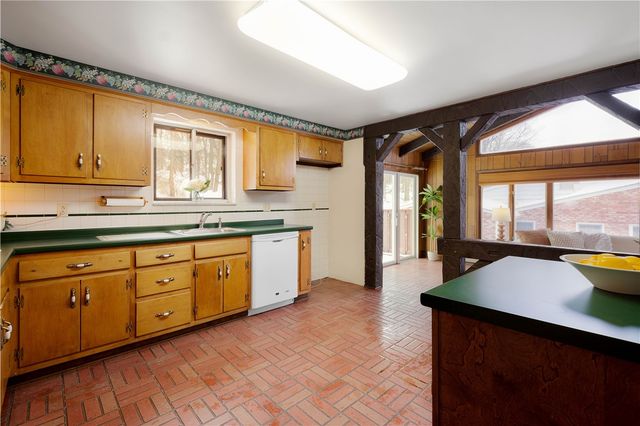 3643 Maplevue Dr, Bethel Park, PA 15102