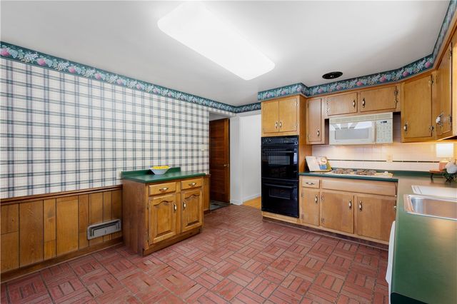 3643 Maplevue Dr, Bethel Park, PA 15102