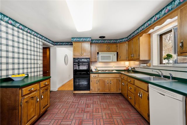 3643 Maplevue Dr, Bethel Park, PA 15102