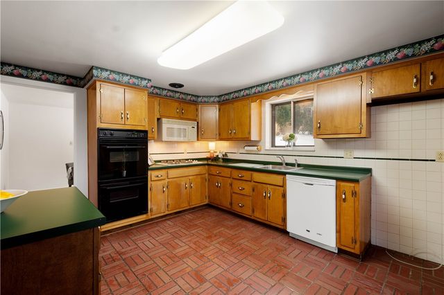 3643 Maplevue Dr, Bethel Park, PA 15102