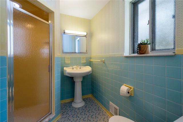 3643 Maplevue Dr, Bethel Park, PA 15102