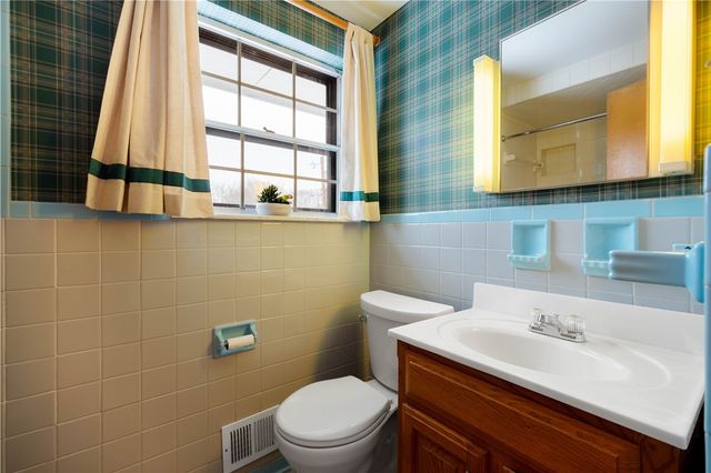 3643 Maplevue Dr, Bethel Park, PA 15102