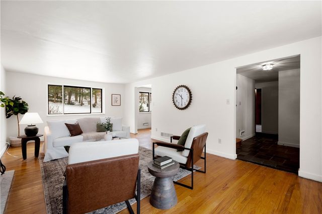 3643 Maplevue Dr, Bethel Park, PA 15102