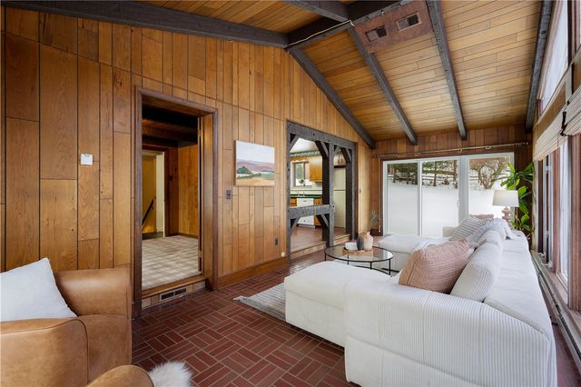 3643 Maplevue Dr, Bethel Park, PA 15102