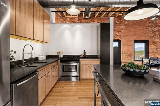 61 New Jersey Railroad Avenue 13, Newark, NJ 07105