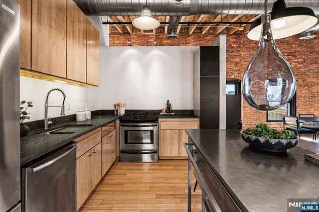 61 New Jersey Railroad Avenue 13, Newark, NJ 07105