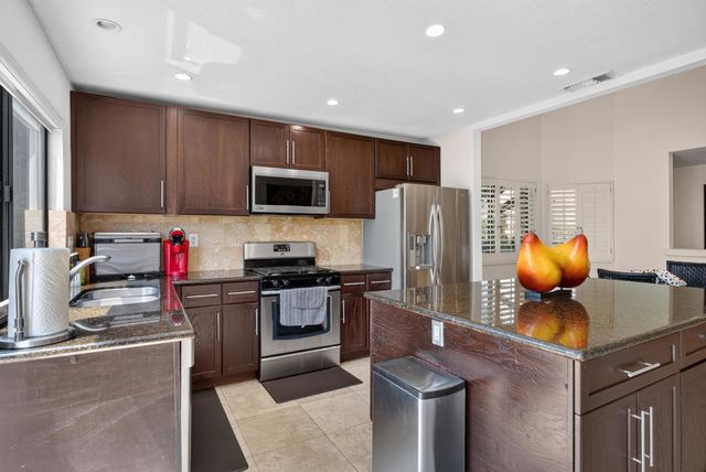 76683 Chrysanthemum Way, Palm Desert, CA 92211
