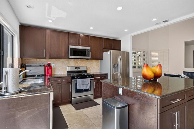 76683 Chrysanthemum Way, Palm Desert, CA 92211