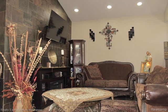 5012 Fleming Court, Sterling Heights, MI 48310