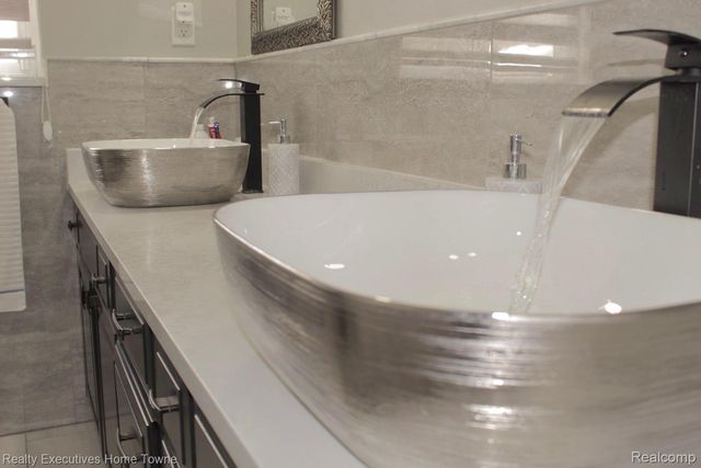 5012 Fleming Court, Sterling Heights, MI 48310