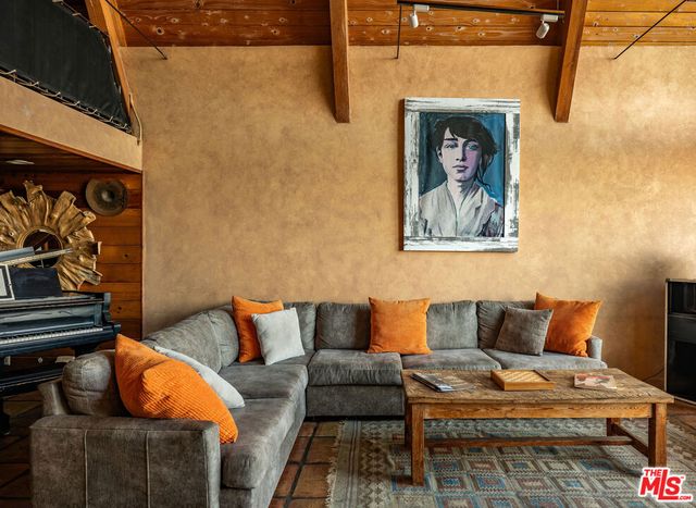 6105 Mulholland Highway, Los Angeles, CA 90068