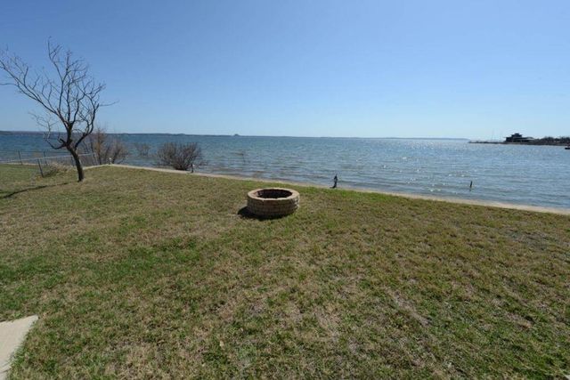 746 E Island DR, Bluffton, TX 78607