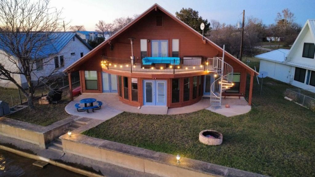 746 E Island DR, Bluffton, TX 78607
