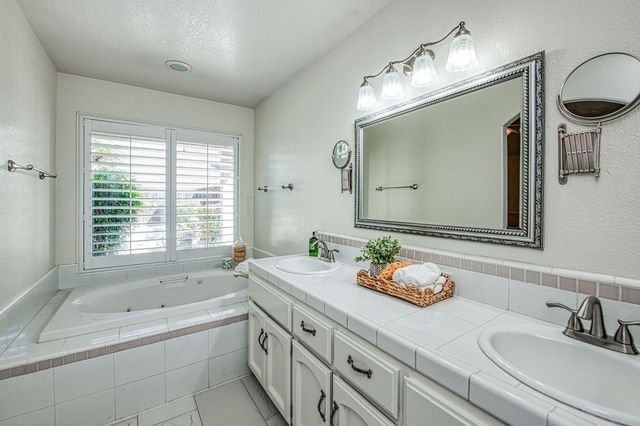 860 E Dartmouth Drive, Fresno, CA 93730