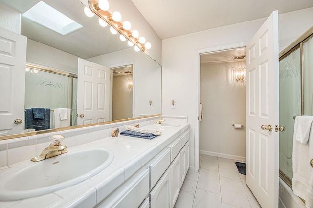 860 E Dartmouth Drive, Fresno, CA 93730