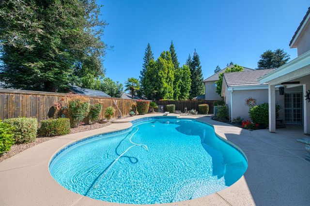 860 E Dartmouth Drive, Fresno, CA 93730