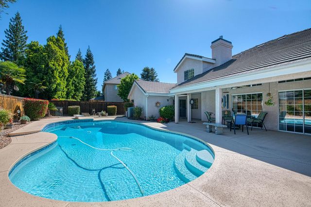 860 E Dartmouth Drive, Fresno, CA 93730