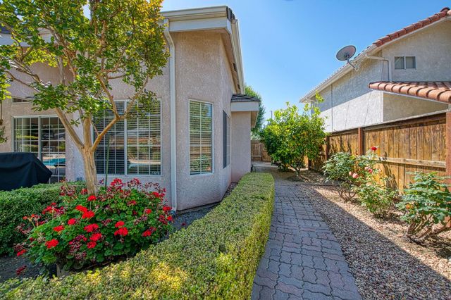 860 E Dartmouth Drive, Fresno, CA 93730