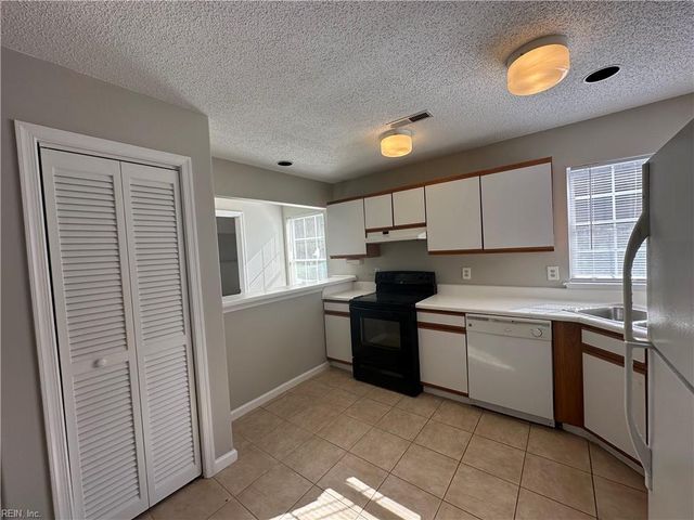 1032 Gas Light LN, Virginia Beach, VA 23462