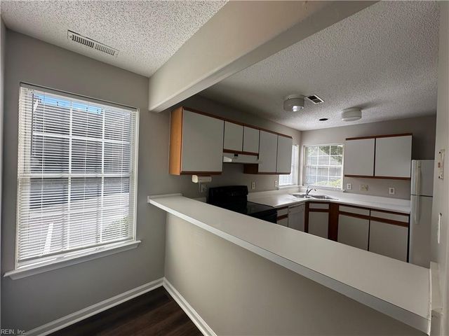 1032 Gas Light LN, Virginia Beach, VA 23462
