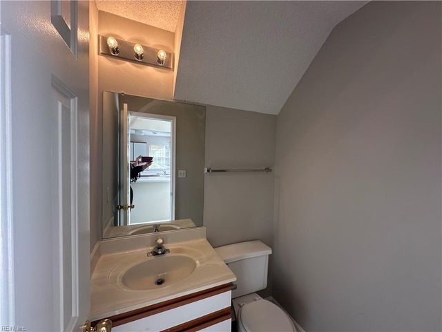 1032 Gas Light LN, Virginia Beach, VA 23462