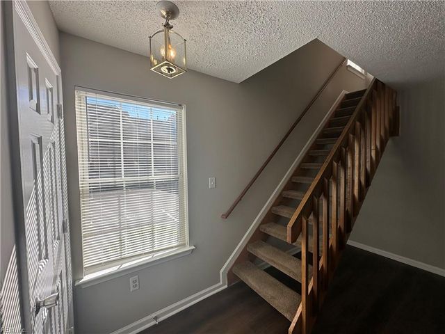 1032 Gas Light LN, Virginia Beach, VA 23462
