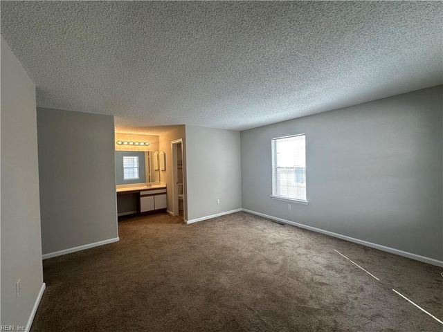 1032 Gas Light LN, Virginia Beach, VA 23462